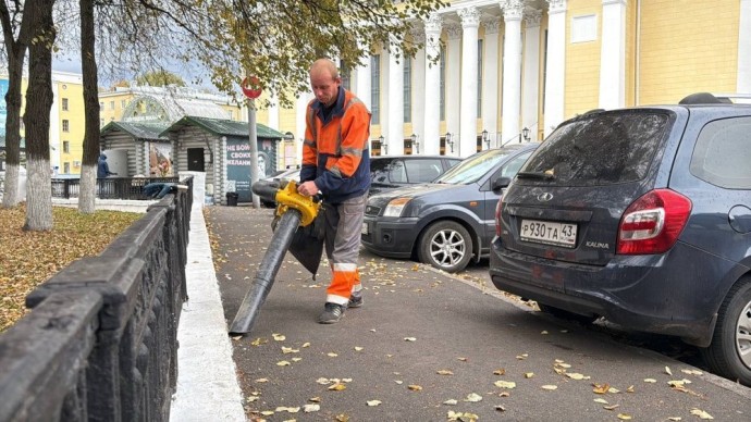 В Кирове начали убирать опавшие листья с улиц