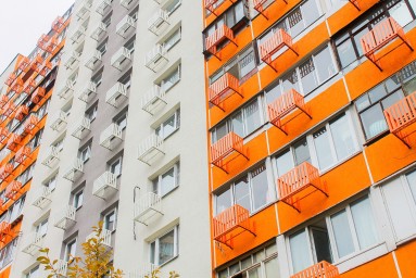 Четыре дома на улице Скульптора Мухиной ремонтируют по технологии «мокрый фасад»