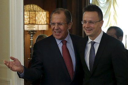 Лавров обменялся парой слов с венгерским коллегой перед встречей Орбана и Путина Лавров обменялся парой слов с венгерским коллегой перед встречей Орбана и Путина