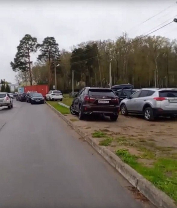 За парковку на газоне у спорткомплекса в Ярославле автомобилистам придется заплатить