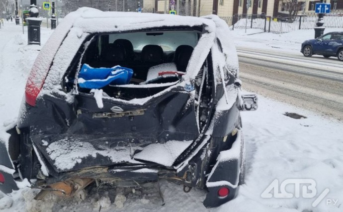 Водитель на сером Volkswagen врезался в припаркованное авто