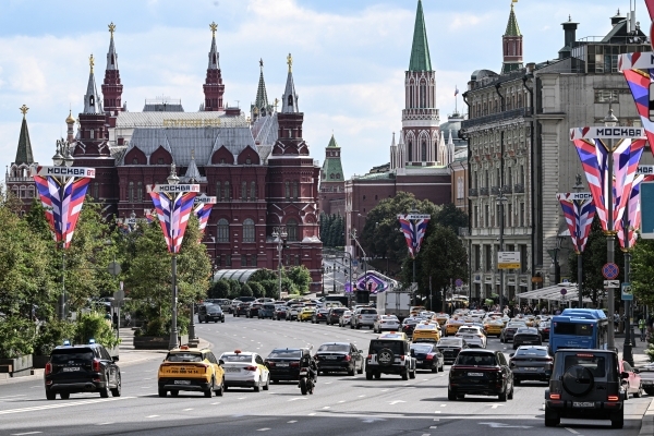 Москву украсили флагами и праздничными плакатами ко Дню города