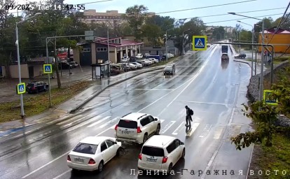 В Южно-Сахалинске седан врезался во внедорожник, уступивший дорогу пешеходу