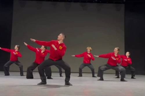 Благовещенские артисты станцевали вирусный танец Олега Газманова