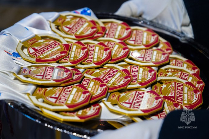 В преддверии 35-летия МЧС России на Красной площади состоялся международный хоккейный турнир