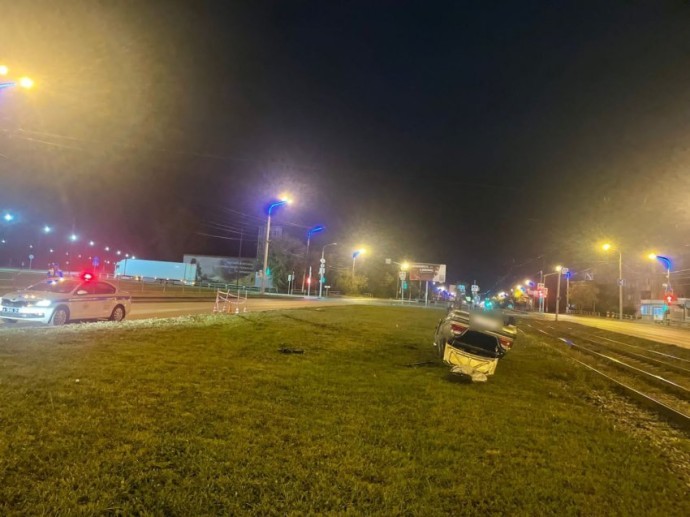 В Магнитогорске автомобиль перевернулся на крышу В Магнитогорске автомобиль перевернулся на крышу