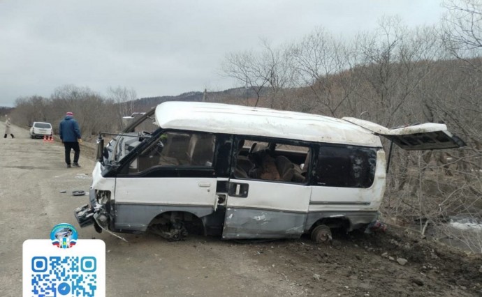 В Томаринском районе автомобиль перевернулся во время обгона