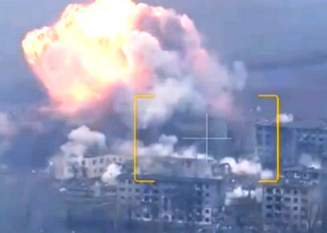 Гигантский огненный гриб поднялся в небо после удара ФАБ-1500 по дому с боевиками ВСУ