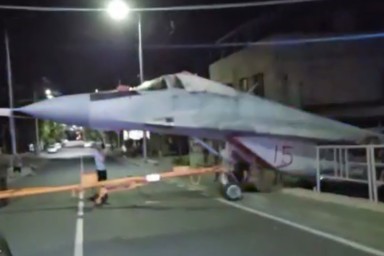 В Ереване российский истребитель МиГ-29 врезался в заграждение