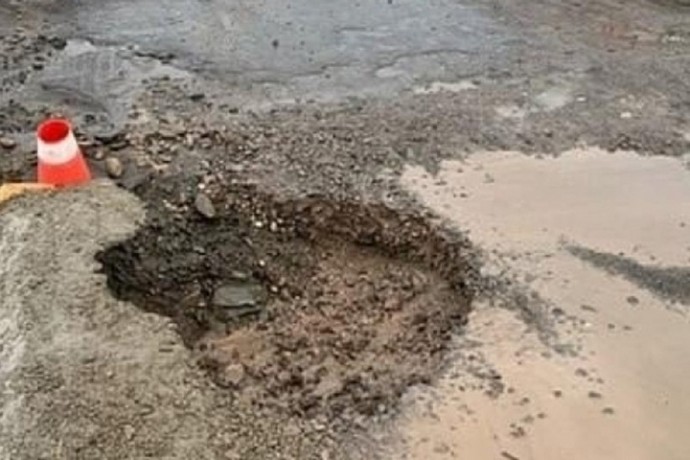 Опасная яма образовалась на дороге в одном из районов Петрозаводска