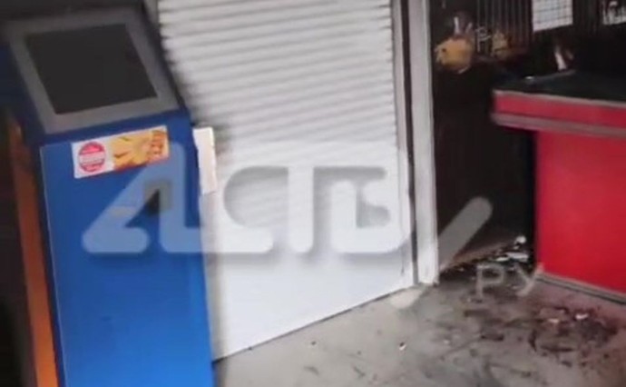 Появилось видео с места пожара в торговом центре в Южно-Сахалинске Появилось видео с места пожара в торговом центре в Южно-Сахалинске