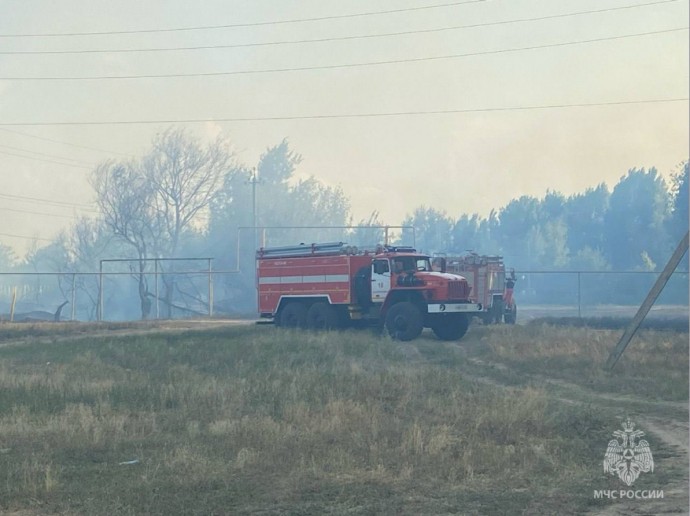 Под Астраханью 25 пожарных тушат горящий сухостой по фронту в 1 км