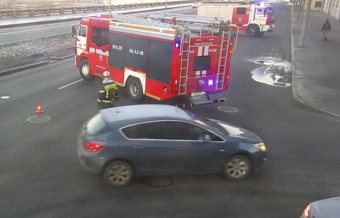 Холодная вода вытекла на проезжую часть Пироговской набережной Холодная вода вытекла на проезжую часть Пироговской набережной