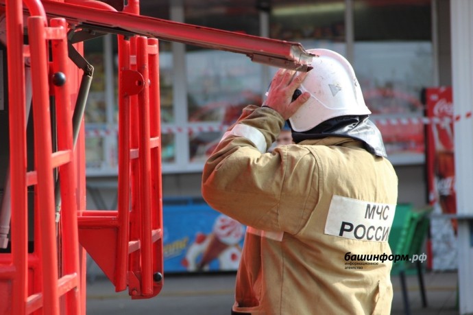 В Иглинском районе Башкирии загорелись гараж и машина 
