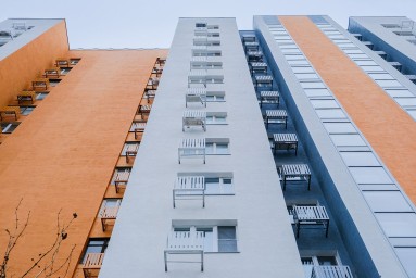 Пять жилых домов на Солдатской улице обновили по технологии «мокрый фасад»