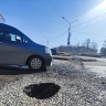 Неубиваемая яма вновь "вышла в люди" на улице Комсомольской в Южно-Сахалинске