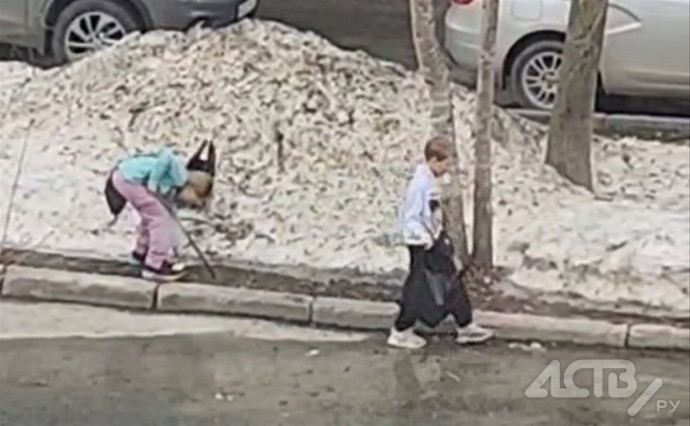 "Хорошее поколение растет": в Южно-Сахалинске заметили детей, которые убирают мусор во дворах