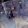 В пензенском ТЦ дети пытались вскрыть автомат с конфетами