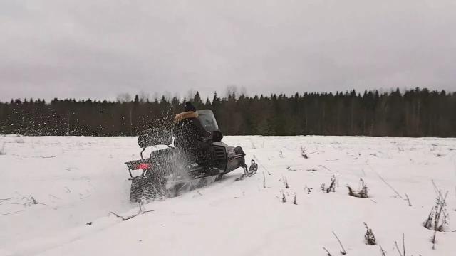 Двое мужчин в Башкирии застряли в поле на снегоходе Двое мужчин в Башкирии застряли в поле на снегоходе