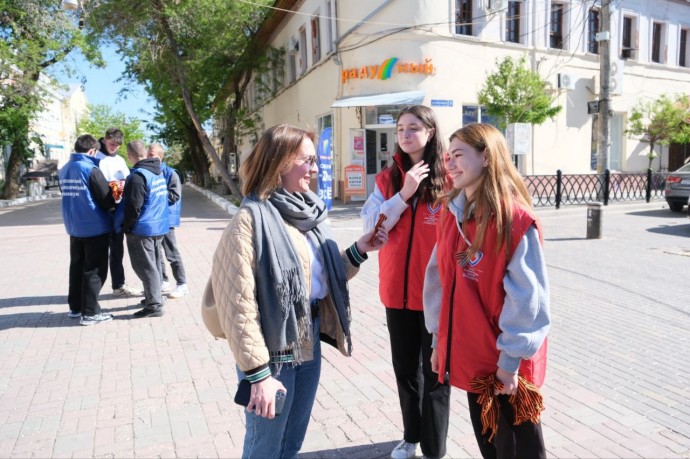 Четыре тысячи георгиевских лент раздали в Астрахани