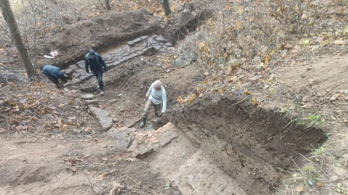 В Приютино нашли фундамент бани, связанной с именем Ивана Крылова В Приютино нашли фундамент бани, связанной с именем Ивана Крылова