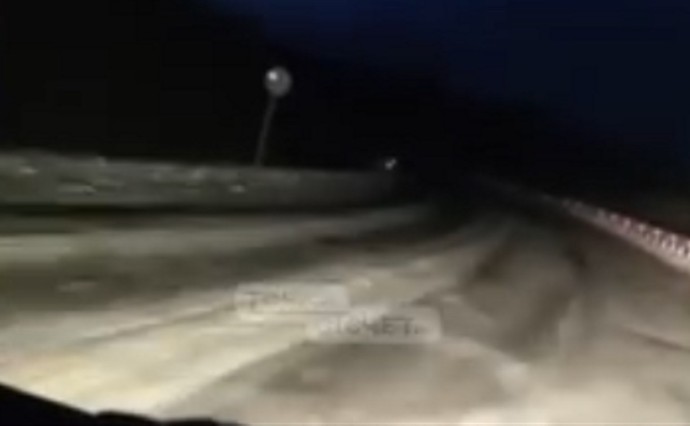 Зима близка: гололед на трассе сковал дорогу в Поронайском районе Зима близка: гололед на трассе сковал дорогу в Поронайском районе