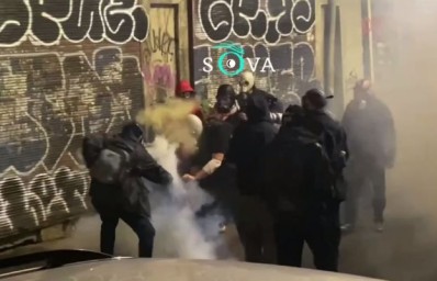 В Тбилиси участница пикета запрыгнула на патрульную машину: аресты продолжаются