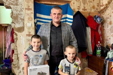 Сотрудники Минтопэнерго ЛНР исполняют детские новогодние мечты