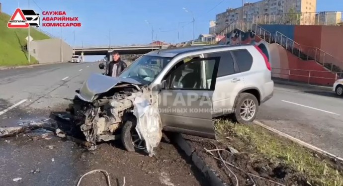 Во Владивостоке водитель внедорожника снес ограждение и задел две машины