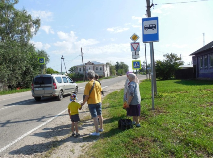 В селе Городище люди ждут автобус на обочине трассы