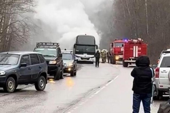 Экскурсионный автобус загорелся на дороге под Рязанью