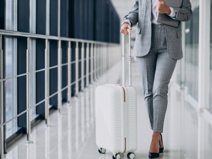 Пассажирка Vueling удивила всех в аэропорту: что она сделала с чемоданом ради экономии 200 евро