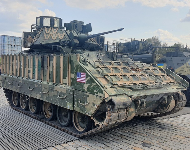 Взрывы ракеты TOW внутри БМП M2A2 Bradley превращает их в братские могилы пехоты