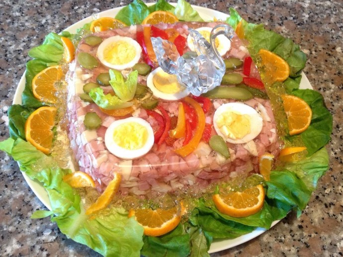 Заливное из сёмги на новогодний стол украшается морковью, миндалём и укропом Заливное из сёмги на новогодний стол украшается морковью, миндалём и укропом