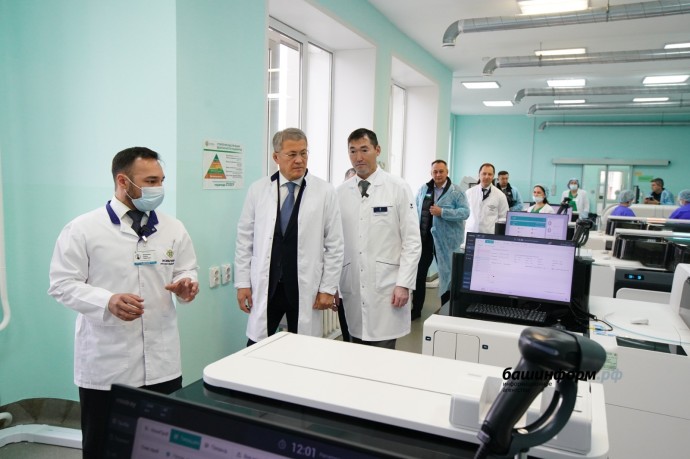 Радию Хабирову показали в РКБ имени Куватова современное медоборудование Радию Хабирову показали в РКБ имени Куватова современное медоборудование