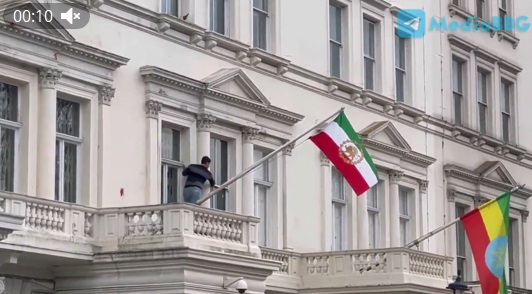 С фасада иранского посольства в Лондоне сбросили флаг, заменив на дореволюционный