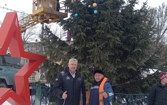В Курске у кинотеатра Родина установили новогоднюю елку