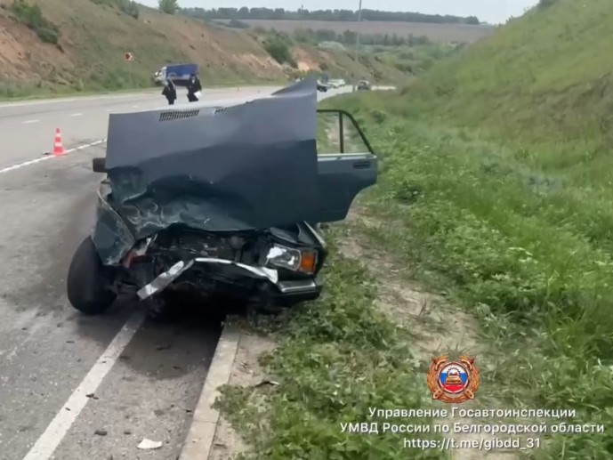 На трассе в Валуйском округе отечественная «семёрка» въехала в бензовоз