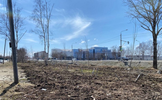 Напротив "Аква Сити" в Южно-Сахалинске выполнили временное благоустройство полосы отвода
