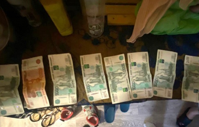 В Саранске посетитель пивного бара пригласил к себе новых знакомых и остался без 50 тыс. рублей