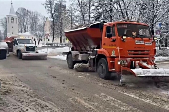 Великий Новгород убирают от снега 109 единиц техники и 114 дворников