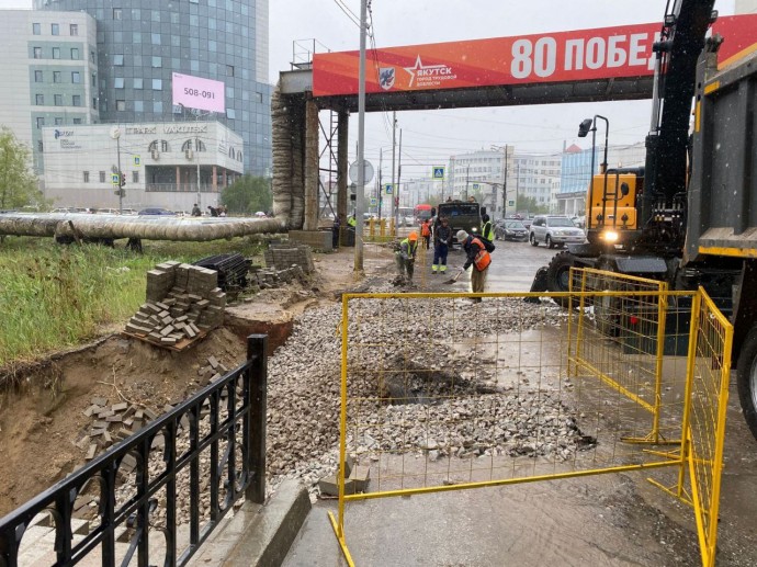 В Якутске из-за ливня разрушился край дорожного полотна с тротуаром
