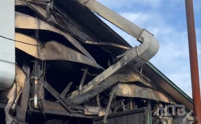 "Земляки, помогите!": после пожара в конюшне в Южно-Сахалинске рухнула крыша — нужны люди для разбора завалов "Земляки, помогите!": после пожара в конюшне в Южно-Сахалинске рухнула крыша — нужны люди для разбора завалов