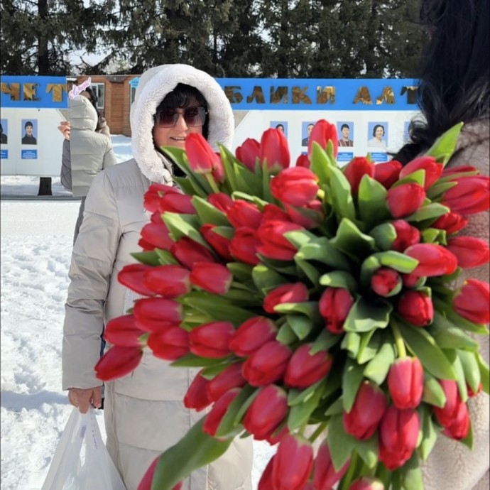 «Самая красивая женщина стоит за вами»: как «Новые люди» поздравили жительниц Горно-Алтайска с 8 Марта