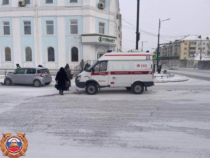 Карета скорой помощи попала в аварию в Якутске Карета скорой помощи попала в аварию в Якутске