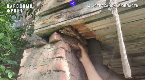 Стены-шатуны и сгнившие балки: 13 семей рискуют жизнями в аварийном доме Астрахани