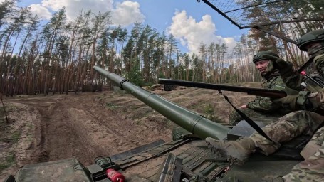 Глава Башкирии поздравил военнослужащих с Днём танкиста