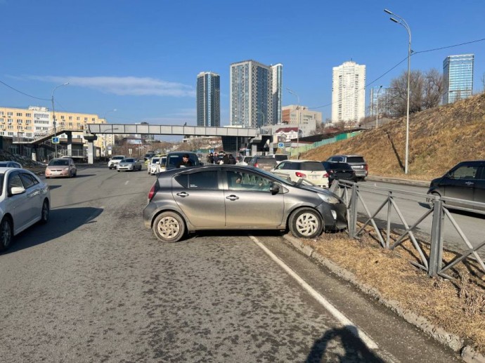 Во Владивостоке узбек за рулем «потерял» колесо и «поцеловал» леера Во Владивостоке узбек за рулем «потерял» колесо и «поцеловал» леера