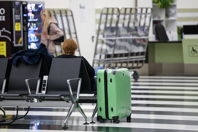 В аэропорту Шереметьево пассажирам начали раздавать матрасы для отдыха