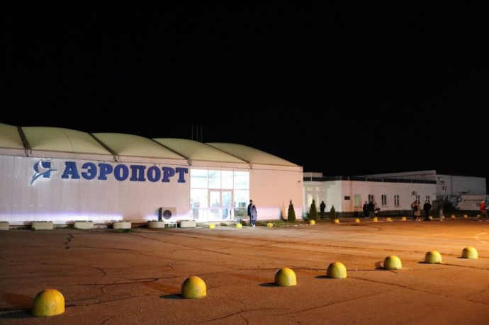 Из-за ограничений в ярославском аэропорту рейс в Санкт-Петербург перенесли более чем на сутки